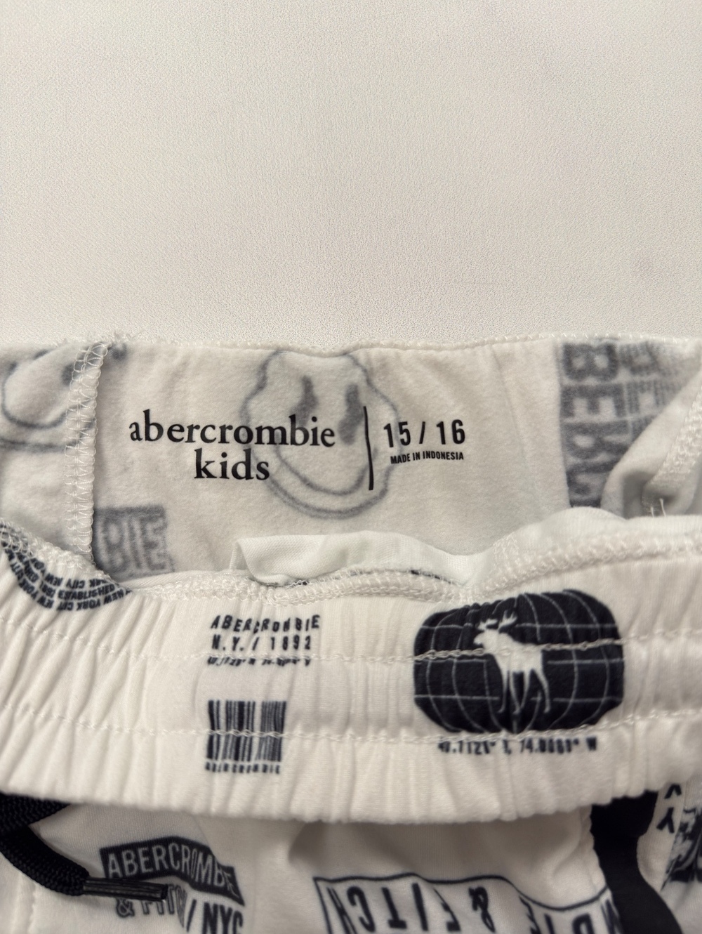 Abercrombie Kids White Graphic Shorts - Boys 15/16 - Picture 2 of 3